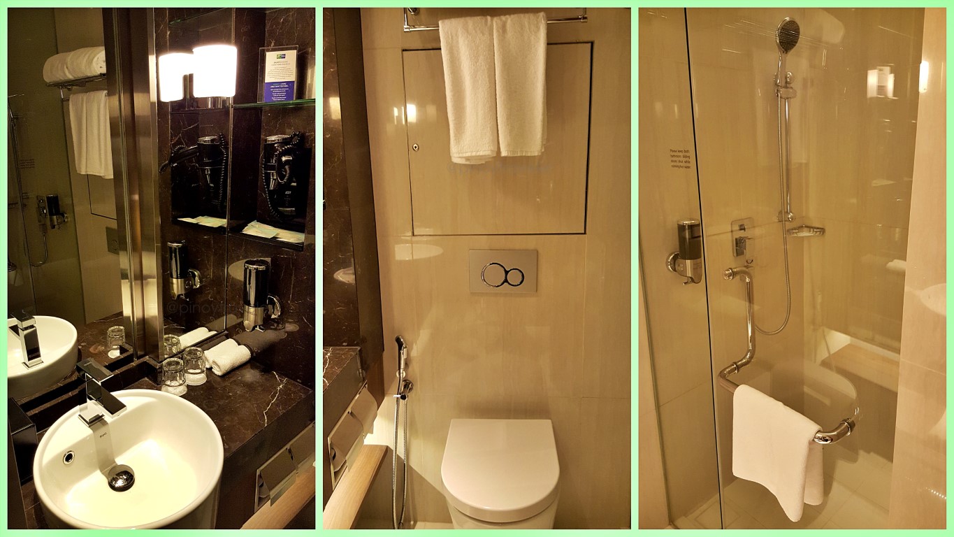 toilet and bathroom bedroom at Holiday Inn Express (HIE) Singapore Clarke Quay