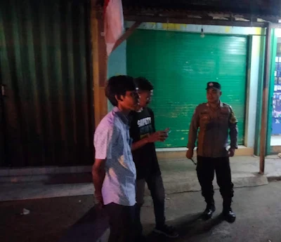Anggota Polsek Puloampel melaksanakan patroli blue light malam hari