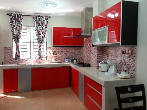 Contoh desain dapur warna merah