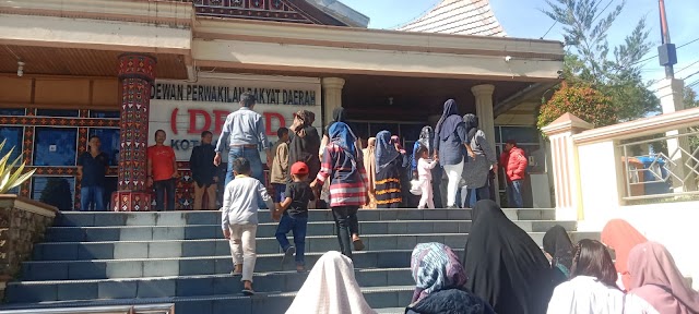 Pedagang Kerupuk Sanjai Pasar Atas Datangi Gedung DPRD Kota Bukittinggi