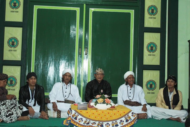 Abah Kembar Ulama Besar Dari Banyuwangi Bersama GRM Hertriasning Melakukan Doa Bersama 