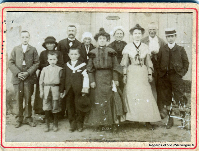 Photo ancienne en noir et blanc d'un communiant avec sa famille