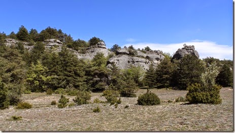 Le sentier passe au pied du plateau et surplombe les falaises de l'autoroute.