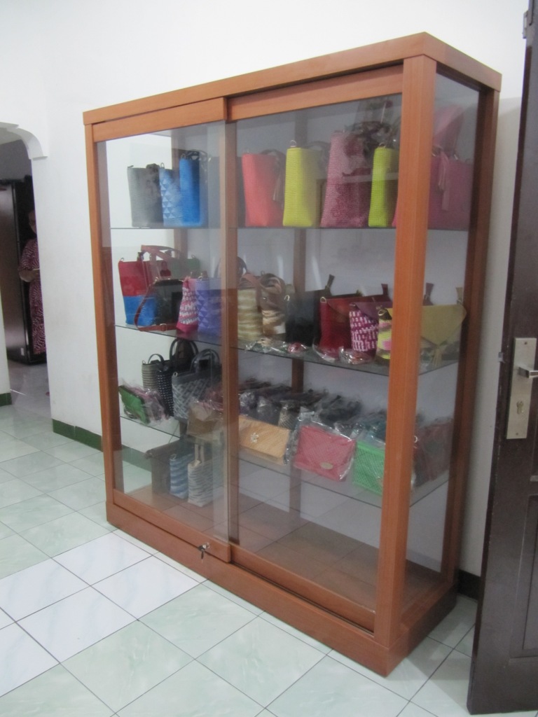  Lemari Etalase Kaca Tempat Tas Furniture Semarang 