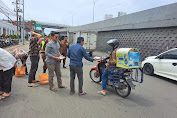 DKM Baitul Adli Kejati Sulsel Bagi-bagi Nasi Dus ke Jemaah dan Pengguna Jalan di Makassar