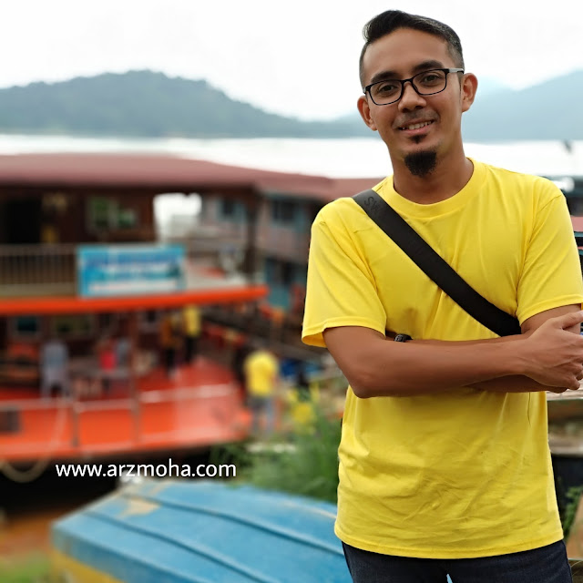 potrait, potrait di hadapan houseboat tasik kenyir, gambar houseboat tasik kenyir, suasana hari raya, hari keluarga di tasik kenyir, hari keluarga di atas houseboat tasik kenyir,