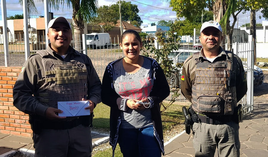 Jovem entrega carta de agradecimento a policiais que 