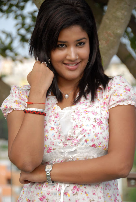 Sowmya In Jeans Cute Wallpapers hot images