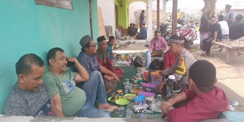 Dekat Dengan Masyarakat, Bhabinkamtibmas Polsek Cikande Polres Serang Melakukan Takziah Kepada Warga Yang Berduka