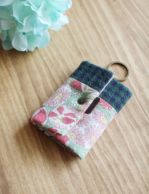 Card Holder Key Chain Tutorial DIY step-by-step in Pictures.