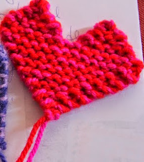 http://translate.googleusercontent.com/translate_c?depth=1&hl=es&rurl=translate.google.es&sl=nl&tl=es&u=http://homemadeatmyplace.blogspot.com.es/2012/07/make-it-knitted-little-heart.html&usg=ALkJrhiSQ67XI1prSif3t4UKiAFATZ7R1w#links