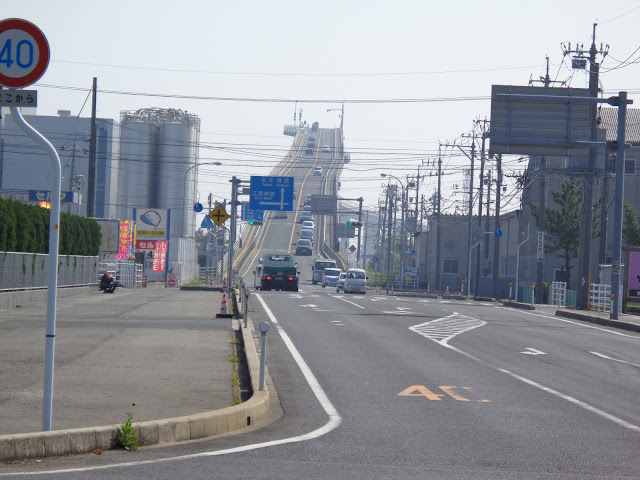 道路の先が江島大橋