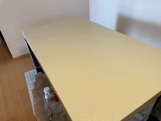 テーブルにペンキを塗った写真
