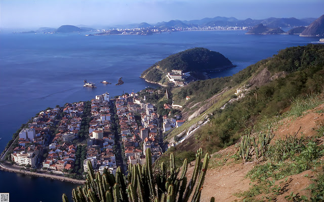 Bairro da Urca, Rio de Janeiro em 1969  MMG_M_079 Fotografia de Manuel Augusto Martins Gomes. Não usar fotografia sem referência ao seu autor Manuel Augusto Martins Gomes e sem link para as páginas:  Blogger: https://manuelamartinsgomes.blogspot.com/ Facebook: https://www.facebook.com/ManuelMartinsGomesMemorias Instagram: @manuelamartinsgomesmemorias YouTube: https://youtube.com/channel/UCzQoVjX791AEm8TzmnBImOQ Qualquer informação adicional é bem vinda.  Poderão contactar-me através do endereço de email: manuelamgomes20@gmail.com #anos60 #anos1960 #1969 #brasil #brazil #riodejaneiro #urca #urcarj #bairrodaurca #manuelmartinsgomesmemorias #manuelamartinsgomesmemorias