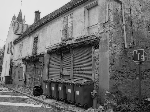 jiemve, le temps d'une pose, Goussainville, vieux village, urbex, abandon, maison abandonnée, commerce, façade, bar