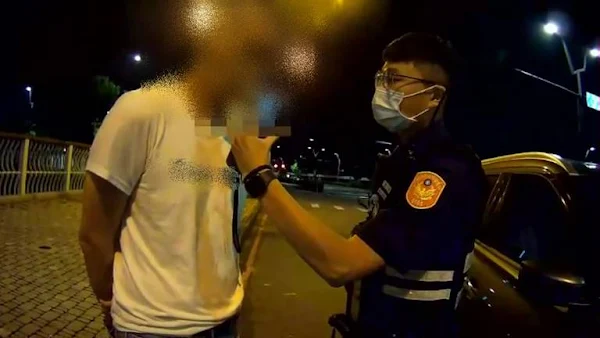 ▲台中第六分局西屯派出所員警盤查過程發現駕駛散發出濃濃酒味，經實施酒測酒測值超標，依公共危險罪嫌逮捕移送偵辦。（圖／記者林明佑翻攝）