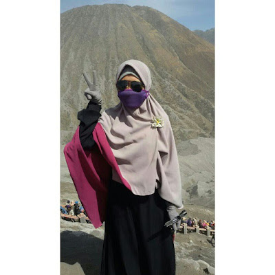 Muslimah Berhijab Syari Naik Gunung 