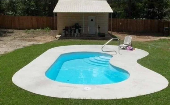 foto kolam renang minimalis di belakang rumah