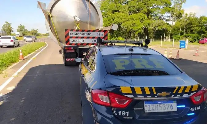 PRF flagra carga indivisível sendo transportada sem escolta e com AET falsa no Rio Grande do Sul