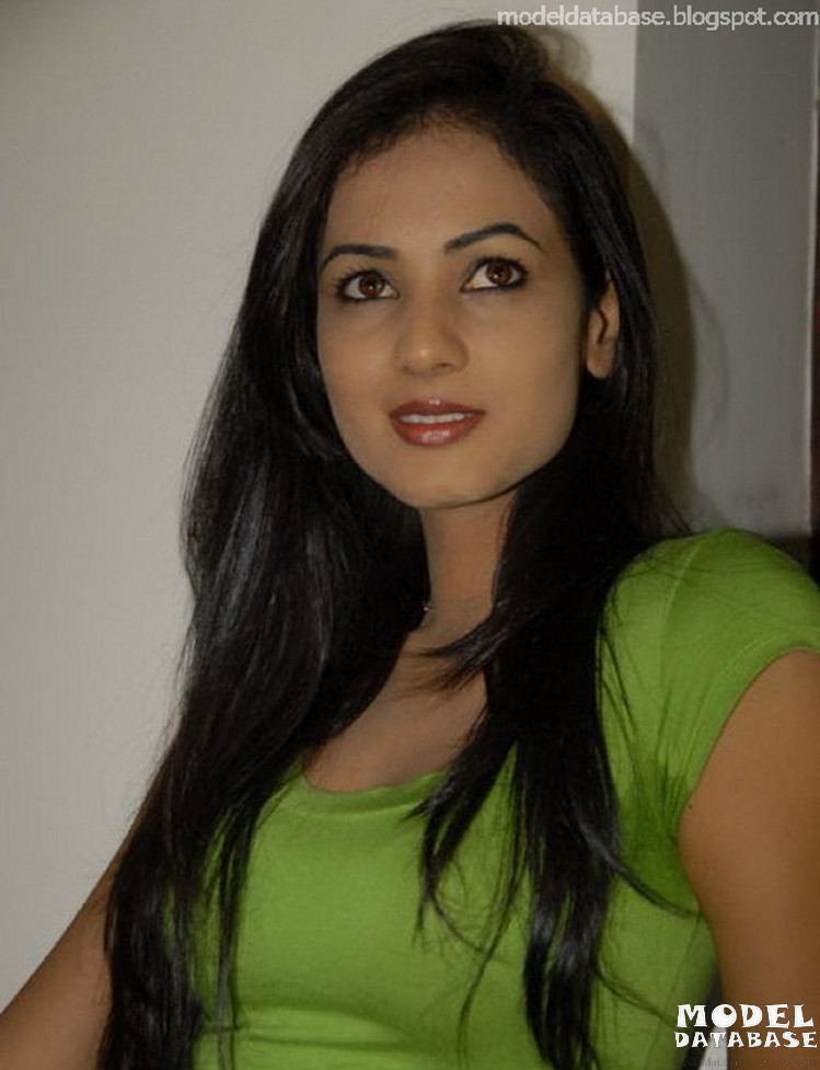 Sonal chauhan Bollywood actress model red hot photoshoot in a green tops