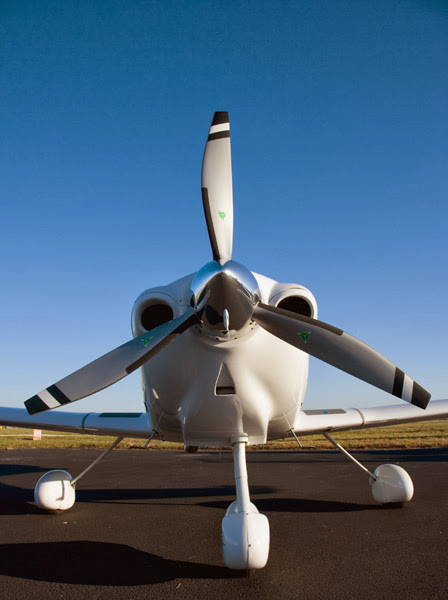 Vista frontal del avión DA40