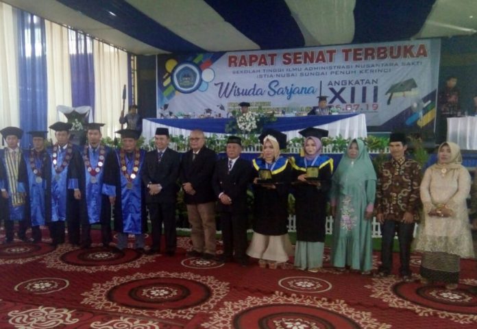 Bupati Kerinc Adirozal Hadiri Acara Wisuda STIA NUSA