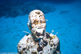 Esculturas Submarinas , hombre en llamas