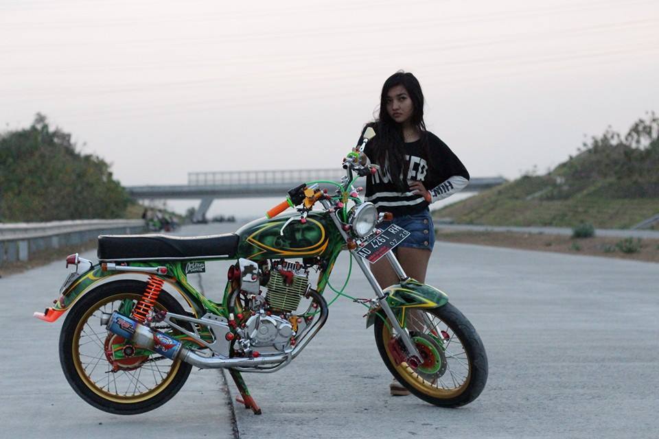 Foto - Foto Cewek Cantik Dengan Motor CB Modifikasinya