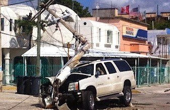 Se estamparon: desconocidos chocan y tiran poste de la CFE, dejan sin luz a miles 