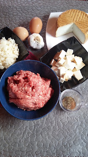 Albóndigas de ternera en salsa rellenas de queso ahumado