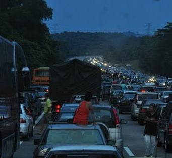 Gambar Kemalangan Di Kilometer 223 Berhampiran Plaza Tol Simpang Ampat - 11/10/2010 (2)