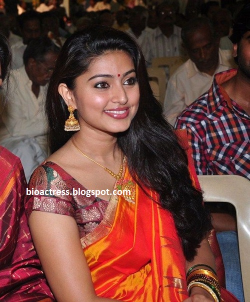 south indian sexy actress sneha in sexy and hot in saree shaowing navel