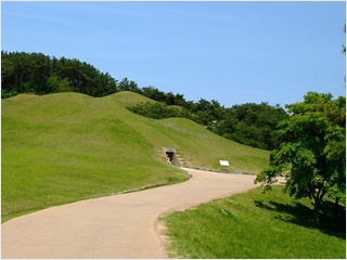 Entrance to the tomb of King Mu Royan.