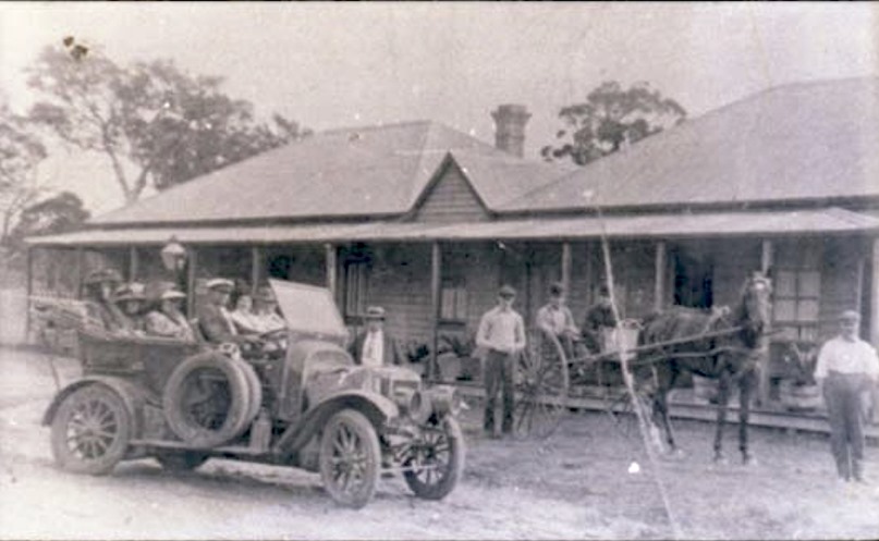 Travellers-outside-the-Wandanian-Hotel ulladulla historical society