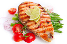 سمك السلمون المقرمش لتحية الصيف. صحية منخفضة الكربوهيدرات ، طبق عالي البروتين للتحضير