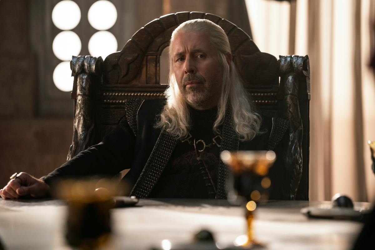 El Rey Viserys en una reunión del Consejo