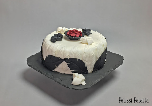 gâteau oiseaux, gâteau plumes, gâteau braséro, cake design, pâte à sucre, sponge cake, crème au beurre, patissi-patatta