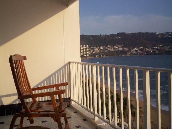 Une-chaise-de-bois-dans-la-terrasse-de-la-maison