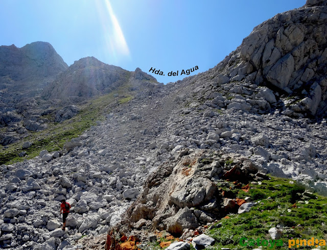 Subida a las Torres Areneras y a las Cuetos del Trave, pasando por el Refugio de Urriellu y el de Cabrones, en el Macizo Central de Picos de Europa.