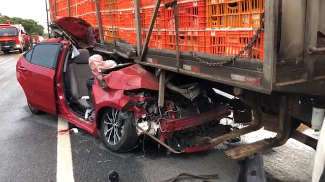 Motorista do carro não conseguiu evitar colisão e parou embaixo do caminhão, na BR-230, próximo a Santa Rita — Foto: Walter Paparazzo/G1