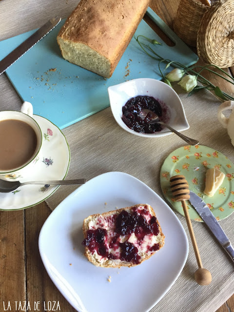 café-con-tostadas-de-pan-de-molde-con-semillas-de-amapola