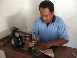 Karung goni ternyata tidak hanya bisa digunakan sebagai pembungkus padi. Bahan dasar karung goni tenyata bisa disulap menjadi aksesori nan unik, salah satunya sepatu yang diproduksi oleh R & D Handicraft di Lamongan, Jawa Timur.