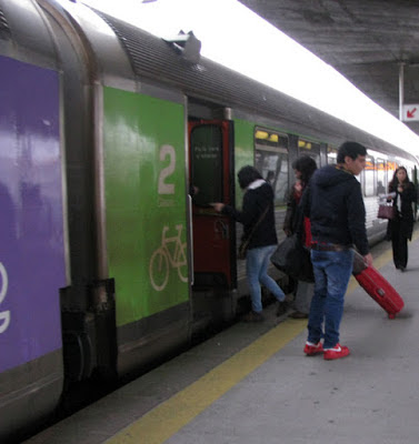 pessoas entrando no trem