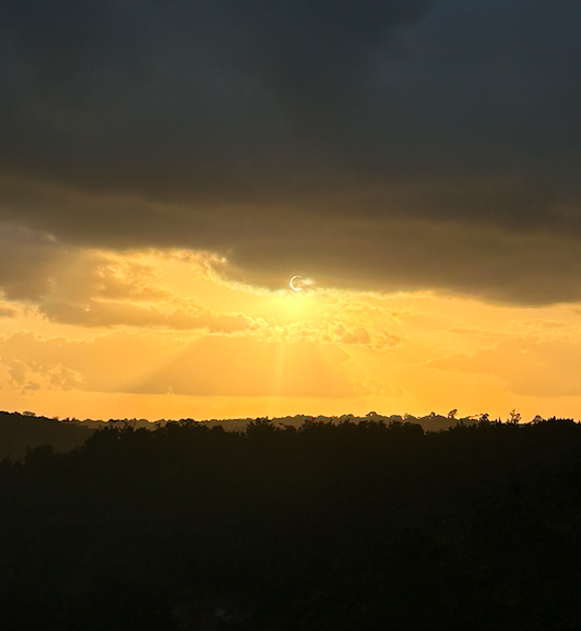 Foto do eclipse do sol visto de um vale