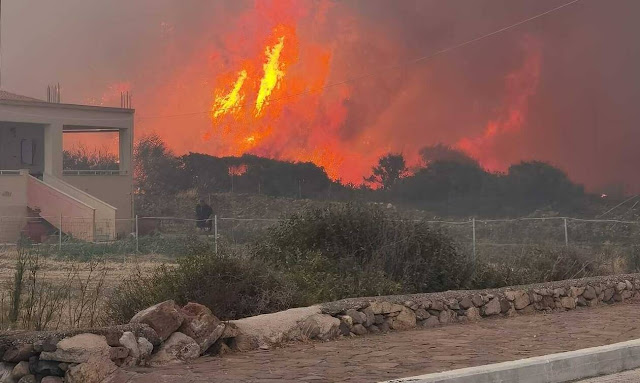 Φωτιά τώρα: Καίγονται σπίτια στα Βατερά - Συναγερμός στη Μυτιλήνη