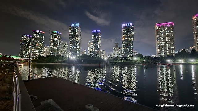A night view of the lake in Songdo Central Park and the high-rise apartment buildings behind it.