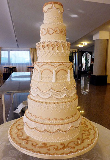 Another Wedding Cake that I absolutely adores This is a seven tier cake 