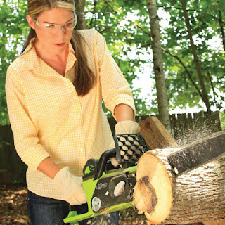 ženska uporablja motorno žago za razrez drevesa