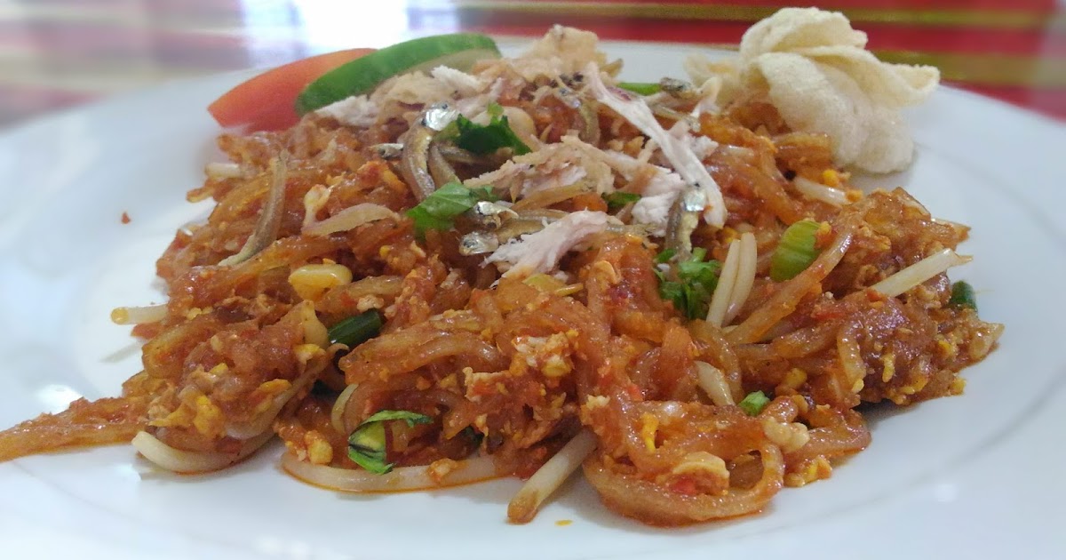 Sagu goreng renyah dengan tekstur keemasan, disajikan hangat bersama taburan cabai bubuk untuk cita rasa pedas gurih