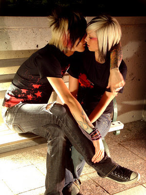 Emo Love Cute. What a cute emo couple kissing